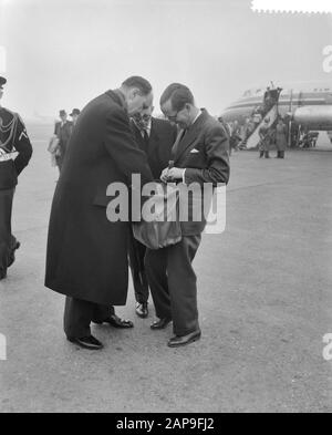 Arrivo del Ministro Lun da Londra a Schiphol. Ministro Lun con la sua borsa Data: 15 marzo 1961 Località: Noord-Holland, Schiphol Parole Chiave: Arrivi Nome personale: LUN, J.A.M.H., Lun, Joseph Foto Stock