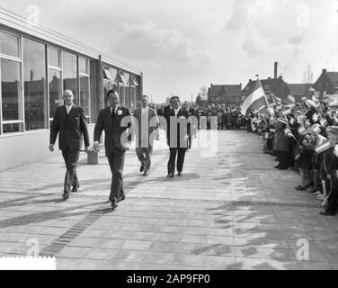 Visita del Principe Bernhard alla Scuola cristiana Protestante Principe Bernhard a Tilburg Data: 28 marzo 1961 luogo: Noord-Brabant, Tilburg Parole Chiave: Visite Nome personale: Bernhard, Prince Foto Stock