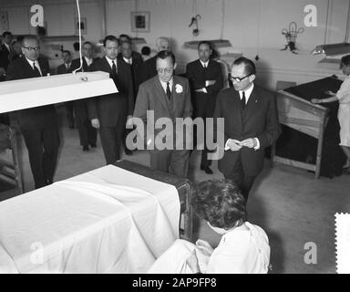 Visita del Principe Bernhard ad Andre van Spaandonck e Figli. Principe Bernhard durante il tour Data: 28 marzo 1961 Parole Chiave: Visite, tour Nome personale: Andre van Spaandonck, Bernhard, Prince Foto Stock