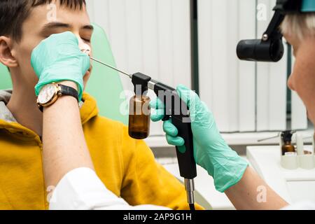 Esame preventivo di un ragazzo adolescente in una struttura medica. Foto Stock