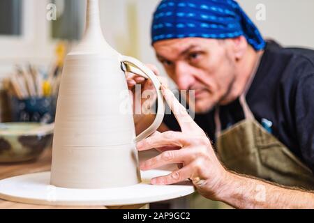 Potter artista finitura opere su nuova mano fatta tazza, concetto di piccola arte di affari, poco profondo debito di campo Foto Stock