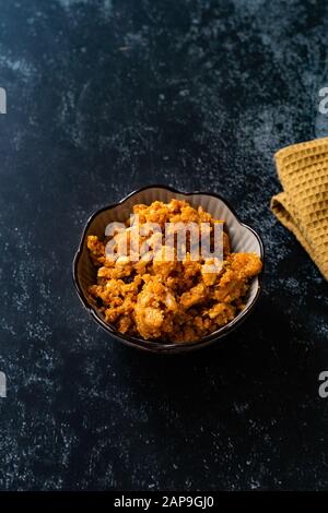 Gajar ka halwa / Halva è un budino dolce a base di carote da dessert indiano. Guarnita con noci di Cashew/mandorla e Servita in una ciotola. Piatto Tradizionale. Foto Stock