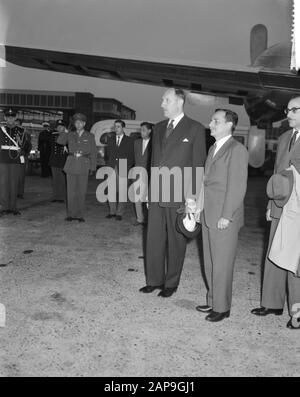 Arrivo A Koca Popovic All'Aeroporto Di Schiphol. Ministro Lun e Koca Popovic Data: 25 maggio 1961 Parole Chiave: AIRLANDS, arrivi, ministri Nome personale: LUN, J.A.M.H., Luns, Joseph, Popovic, Koca Foto Stock