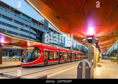 Canberra, Australia 11 novembre 2019: Canberra Light Rail Network è un moderno sistema di trasporto che serve la città di Canberra, Australia. Foto Stock