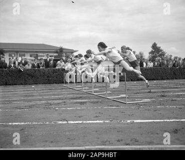 Campionati di atletica femminile e maschile a Vlaardingen. 80m Horde Ladies Toos Mutters Data: 30 Luglio 1961 Luogo: Vlaardingen, Zuid-Holland Parole Chiave: Atletica Leggera Foto Stock