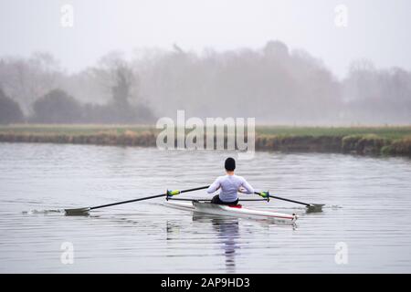 La nebbia della mattina presto si schiarisce mentre i vogatori si allenano sulla River Cam a Cambridge. Foto Stock