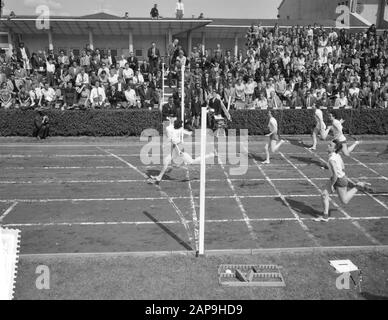 Campionati di atletica femminile e maschile a Vlaardingen. Fine 100m Signore Data: 30 Luglio 1961 Luogo: Vlaardingen, Zuid-Holland Parole Chiave: Atletica Campionati Foto Stock