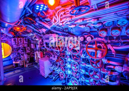 San Diego, Navy Pier, California, Stati Uniti - 1 agosto 2018: Dettaglio di leve e tachimetro nella sala di controllo del sottomarino sovietico CCCP B-39 a San Foto Stock