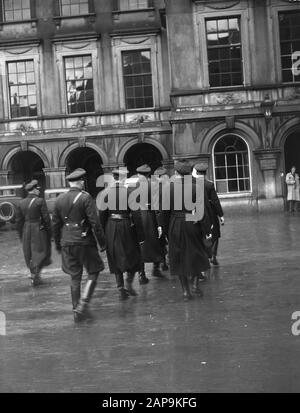 Governo: Casa Descrizione: Binnenhof A L'Aia. Apertura della Camera dei rappresentanti. Un'unità di poliziotti Annotazione: Errore originariamente negativo: Una fila di automobili Data: 25 settembre 1945 luogo: Binnenhof, l'Aia, Zuid-Holland Parole Chiave: Governo Foto Stock