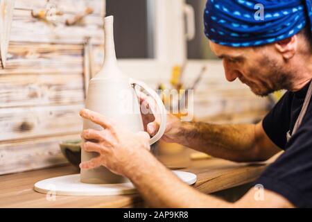 Potter artista finitura opere su nuova mano fatta tazza, concetto di piccola arte di affari, poco profondo debito di campo Foto Stock