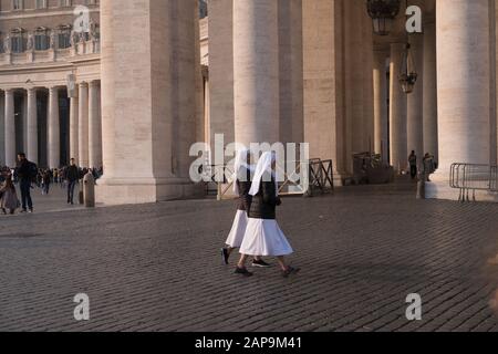 Suore che camminano attraverso la Piazza del vaticano a Roma Foto Stock