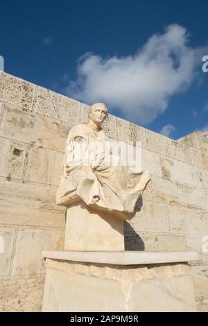 Atene, Grecia - 20 dicembre 2019: Scultura di Menander (Meandros) del Teatro di Dioniso Eleuteus all'Acropoli di Atene. Regione ATTICA, Grecia. Foto Stock