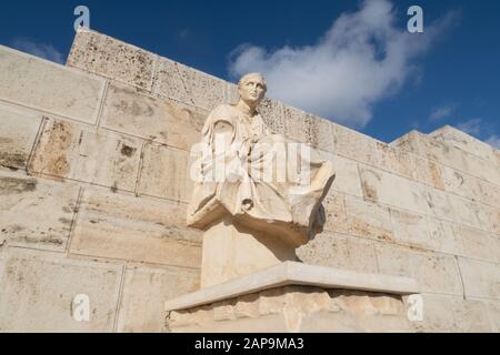 Atene, Grecia - 20 dicembre 2019: Scultura di Menander (Meandros) del Teatro di Dioniso Eleuteus all'Acropoli di Atene. Regione ATTICA, Grecia. Foto Stock