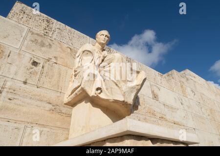 Atene, Grecia - 20 dicembre 2019: Scultura di Menander (Meandros) del Teatro di Dioniso Eleuteus all'Acropoli di Atene. Regione ATTICA, Grecia. Foto Stock