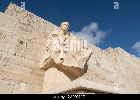 Atene, Grecia - 20 dicembre 2019: Scultura di Menander (Meandros) del Teatro di Dioniso Eleuteus all'Acropoli di Atene. Regione ATTICA, Grecia. Foto Stock