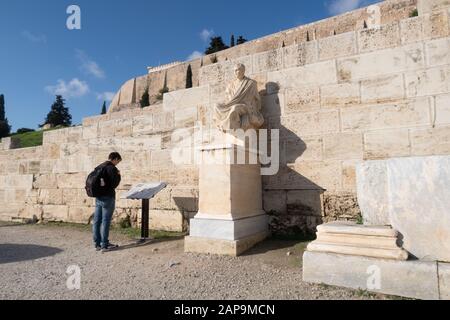 Atene, Grecia - 20 dicembre 2019: Scultura di Menander (Meandros) del Teatro di Dioniso Eleuteus all'Acropoli di Atene. Regione ATTICA, Grecia. Foto Stock