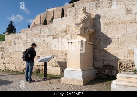 Atene, Grecia - 20 dicembre 2019: Scultura di Menander (Meandros) del Teatro di Dioniso Eleuteus all'Acropoli di Atene. Regione ATTICA, Grecia. Foto Stock