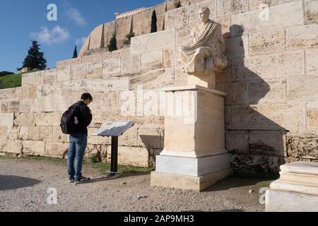 Atene, Grecia - 20 dicembre 2019: Scultura di Menander (Meandros) del Teatro di Dioniso Eleuteus all'Acropoli di Atene. Regione ATTICA, Grecia. Foto Stock