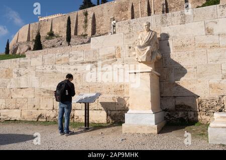 Atene, Grecia - 20 dicembre 2019: Scultura di Menander (Meandros) del Teatro di Dioniso Eleuteus all'Acropoli di Atene. Regione ATTICA, Grecia. Foto Stock