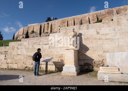 Atene, Grecia - 20 dicembre 2019: Scultura di Menander (Meandros) del Teatro di Dioniso Eleuteus all'Acropoli di Atene. Regione ATTICA, Grecia. Foto Stock