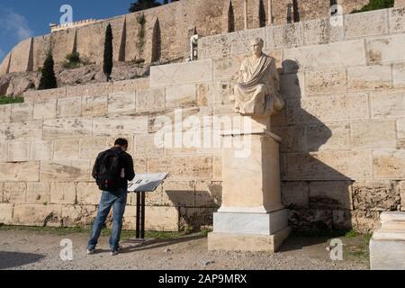 Atene, Grecia - 20 dicembre 2019: Scultura di Menander (Meandros) del Teatro di Dioniso Eleuteus all'Acropoli di Atene. Regione ATTICA, Grecia. Foto Stock