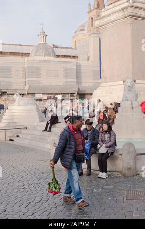 Uomo che vende rose in Piazza del Popolo Roma Italia Foto Stock