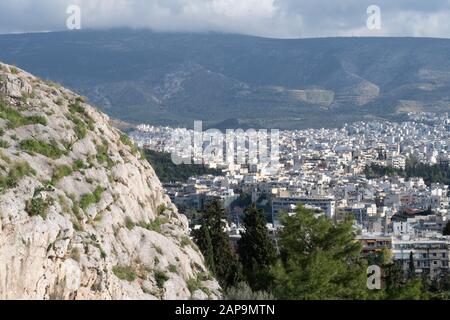 Atene, Grecia - 20 dicembre 2019: Atene, vista a sud dall'Acropoli, Atene, Grecia Foto Stock