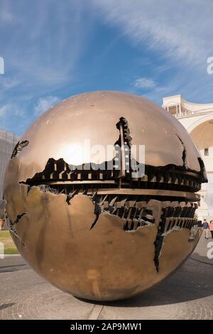 Sfera all'interno di una sfera di Arnaldo Pomodoro all'interno del Museo vaticano di Roma Italia Foto Stock