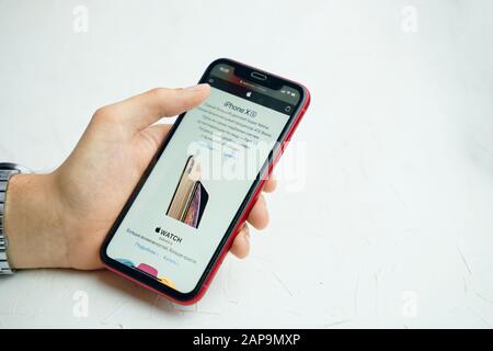 Bishkek, Kirghizistan - 5 giugno 2019: IPhone in mano. La mano maschile tiene iPhone X e legge dallo schermo. Foto Stock