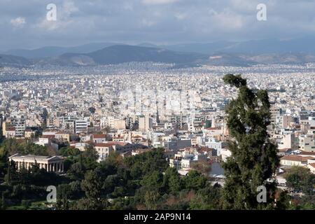 Atene, Grecia - 20 dicembre 2019: Atene, vista a sud dall'Acropoli, Atene, Grecia Foto Stock