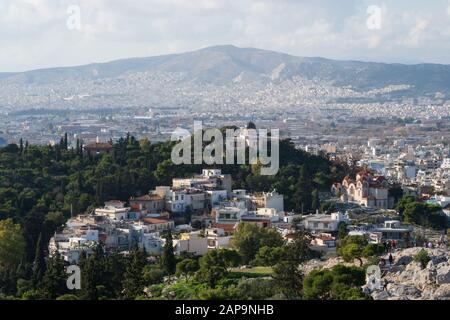 Atene, Grecia - 20 dicembre 2019: Vista dall'Acropoli dello skyline di Atene e dall'Areopagus (Ares Rock), sotto un cielo sgargiato causato da nuvole di polvere Foto Stock