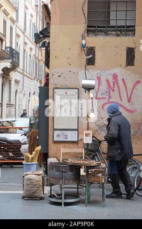 Hot Chestnut venditore per le strade di Roma in Italia Foto Stock