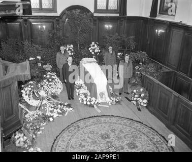 Apeldoorn, cappella interna palazzo Het Loo. Il personale domestico del palazzo tiene la guardia di morte Annotazione: Sulla bara è una Bibbia aperta Data: 30 novembre 1962 luogo: Apeldoorn, Gelderland Parole Chiave: Addio, guardie di morte, cappelle, monarchia, morte, palazzi, principesse, case reali, dipendenti Nome personale: Wilhelmina (principessa Paesi Bassi) Nome istituzione: Paleis Het Loo Foto Stock