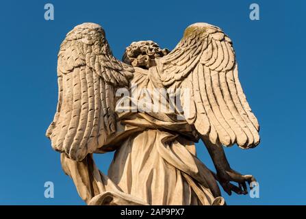 Ali di angelo statua, Ponte Sant'Angelo ponte, Roma, Italia Foto Stock