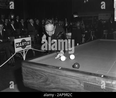 Biliardo al Campionato europeo Aker Kader 71/2 nel Marinekantine a Den Helder. Galvez (Spagna) hit Date: 27 February 1963 Location: Den Helder Keywords: BILJARTEN, CHAMPONIES Nome personale: Galvez Foto Stock