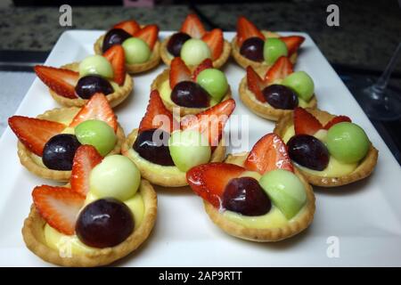 Piccole Crostate di frutta riempita con creme Patissiere nella Prima colazione a buffet presso l'Azul Beach Resort Hotel, Puerto Morelos, Riviera Maya, Cancun. Messico. Foto Stock