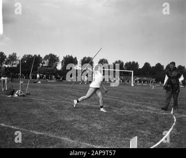 Atletica femminile Olanda contro Francia a Delft. Speerwerpen H. de Bruin Data: 17 agosto 1963 Località: Delft, Zuid-Holland Parole Chiave: Atletica, SPEERWROEN Nome personale: H. de Bruin Foto Stock