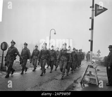 Soldati britannici che marciano da Osnabruck a Hoek van Holland, gli uomini al confine di Holterhoek, comune Eibergen. Data: 29 gennaio 1964 luogo: Groenlo, Hoek van Holland, Osnabrück Parole Chiave: Uomini, soldati Foto Stock