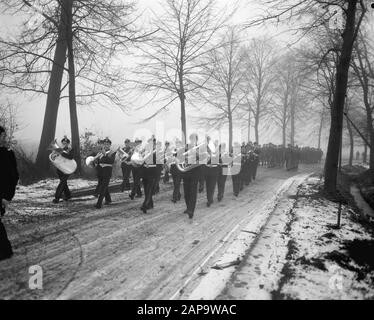 Soldati britannici che marciano da Osnabruck a Hoek van Holland, quando attraversano le truppe ha ricevuto una strada di ribes lunga 1,5 metri, dove Data: 29 gennaio 1964 luogo: Hoek of Holland, Osnabrück Parole Chiave: Manses, MILITIAIREN, Krentebrood Nome personale: ABE Foto Stock