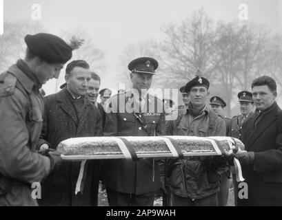 Soldati britannici che marciano da Osnabrück a Hoek van Holland, quando attraversano le truppe ha ricevuto un krentenwege lungo 1,5 metri, dove Data: 29 gennaio 1964 luogo: Hoek of Holland, Osnabrück Parole Chiave: Manses, MILITIAIREN, Krentebrood Nome personale: ABE Foto Stock