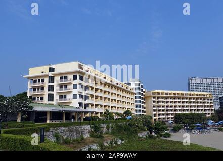 Pattaya, Tailandia - 23 Dicembre 2019: Esterno del resort sulla spiaggia dell'hotel Dusit Thani. Foto Stock
