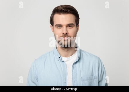 Primo piano colpo sicuro giovane uomo studio ritratto. Foto Stock