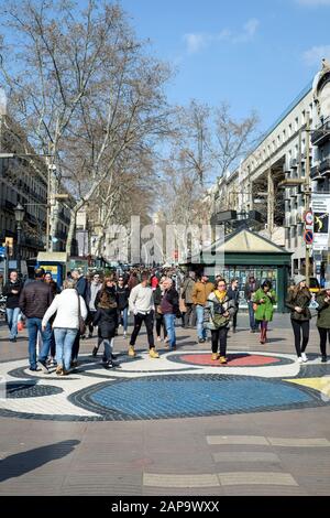 Barcellona, Spagna - 23 febbraio 2018: persone rafforzamento sul Pla del mosaico del sistema operativo nella famosa Rambla. Migliaia di persone a piedi ogni giorno sul mosaico, Foto Stock
