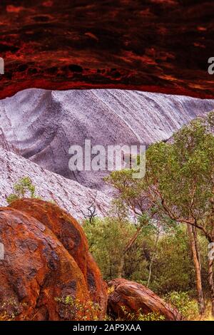 Uluru (Ayres Rock) sotto la pioggia dopo una lunga siccità. Territorio del Nord, Australia Foto Stock