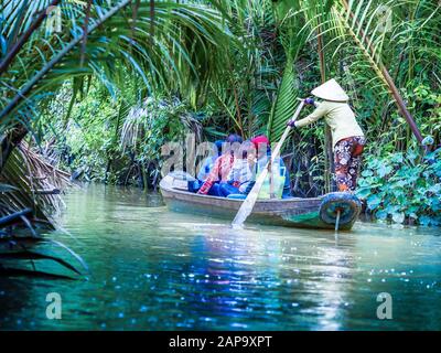 Tourist godendo delta del Mekong crociera con canoa sul Vietnam Foto Stock