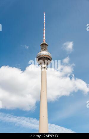 Torre della televisione di Berlino Alex di fronte a un cielo nuvoloso, Berlin-Mitte, Berlin, Germany Foto Stock