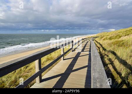 Passeggiata tra le dune, spiaggia tra Wenningstedt e Kampen, cielo nuvoloso, Sylt, Nord Frisone, Mare del Nord, Nord Frisia, Schleswig-Holstein Foto Stock