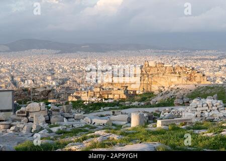 Atene, Grecia - Dic 20, 2019: la vista dall'Acropoli di Atene Foto Stock