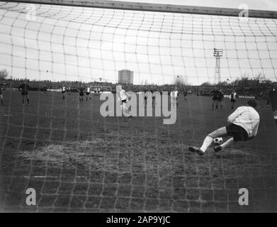 Coppa di calcio EDO contro Feyenoord 1-3, portiere Amama (EDO) ferma la pena di Henk Grande Data: 6 dicembre 1964 Parole Chiave: Portiere, sport, calcio Persona Nome: Amama, Groot, Henk Institution Nome: Feyenoord Foto Stock