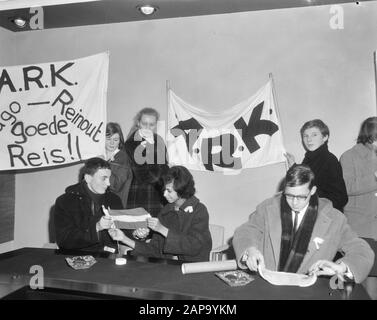 La discriminazione razziale Klub ha inviato due membri in America per presentare una petizione al Segretario Generale dell'ONU, durante la Data: 14 dicembre 1964 Località: America Parole Chiave : membri, conferenze stampa, petizioni Foto Stock